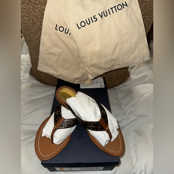100% Louis Vuitton Thong Sandals✨ - Picture 10 of 13